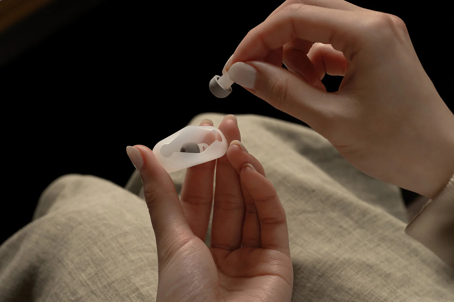 Anatomy diagram illustrating final YOKONE earplug fitting over the ear canal entrance like a low-pressure lid, optimized for side sleeper comfort.